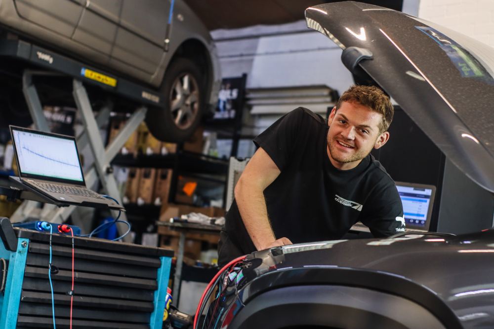 Stan Overbeek in de werkplaats van Autobedrijf Overbeek